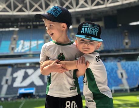 - Почему решили остаться у нас?

"Понравились педагоги, дирекция, милые вещи; футболки, дневники, наклейки."